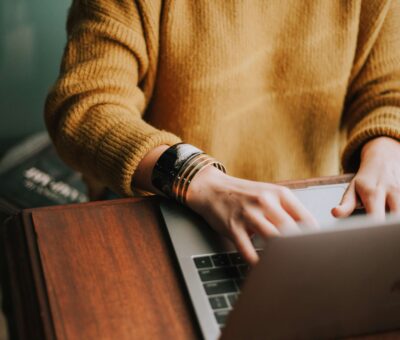 Una persona che lavora su un computer portatile